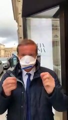 Coronavirus : Nicolas Dupont-Aignan se plaint d'un masque de protection... qu'il porte à l'envers