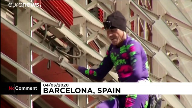 Homem-aranha escala arranha-céus em Barcelona