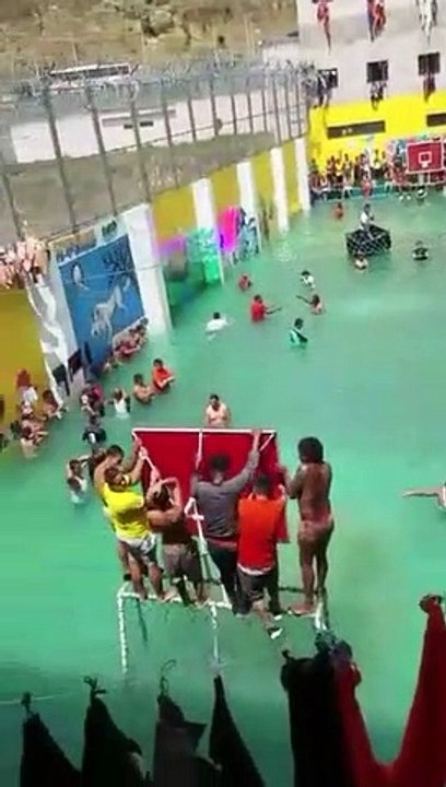 Une piscine au cœur d'une prison