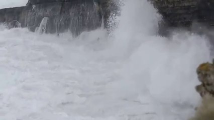 sonido del mar con olajes  fuertes chocando con rocas
