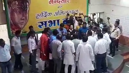 मंदसौर: नगर पालिका में सम्मेलन के दौरान जमकर हुआ हंगामा