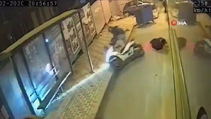 Dikkatsiz motosiklet sürücüsünün otobüsten inen kadına çarptığı anlar kamerada