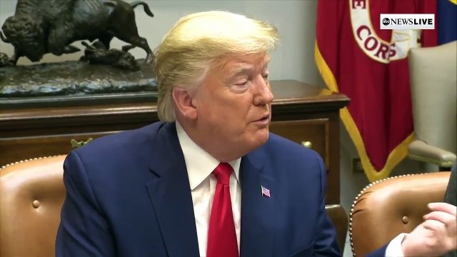 Lors d'une réunion sur l'épidémie de coronavirus, Donald Trump s'est amusé cette nuit des consignes données : Je n'ai pas touché mon visage depuis des semaines, cela me manque !