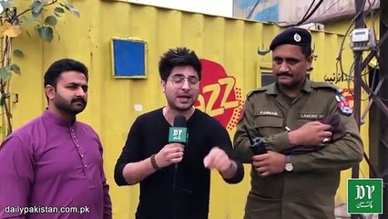 سڑک کنارے جیکٹ میں پڑے 12لاکھ روپے پنجاب پولیس کے کانسٹیبل نے اصل مالک تک پہنچا دیے، ایمانداری کی ایک نئی تاریخ رقم کردی