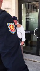 Así se defiende el cobarde de Rufián de un anciano que le increpa en la calle por golpista