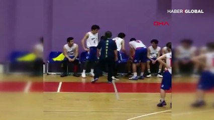 Basketbol maçında skandal! Antrenör oyunculara böyle saldırdı