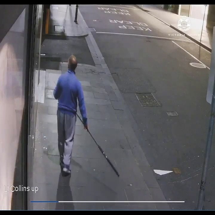 Un homme utilise une canne à pêche pour voler des bijoux dans une boutique de luxe