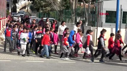 Mersin erdemli'de öğrenciler sokak hayvanlarını besledi