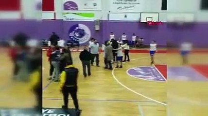 Kadın antrenör önce öğrencisini tokatladı, sonra hakeme çöp kovası fırlattı