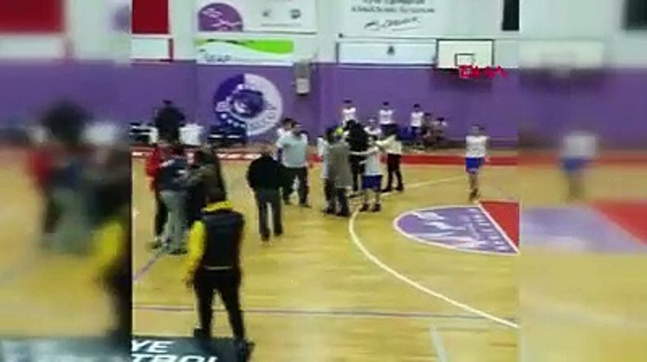Kadın antrenör önce öğrencisini tokatladı, sonra hakeme çöp kovası fırlattı