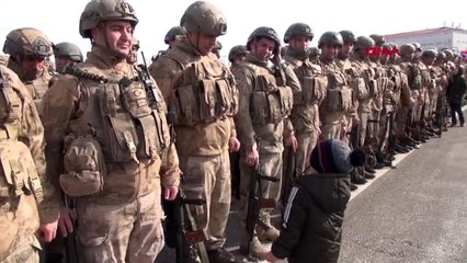 Van komando taburunun askerlerini aileleri dualarla idlib'e uğurladı