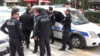 Babasının otomobilini çalan şahıs muhabirlere saldırdı