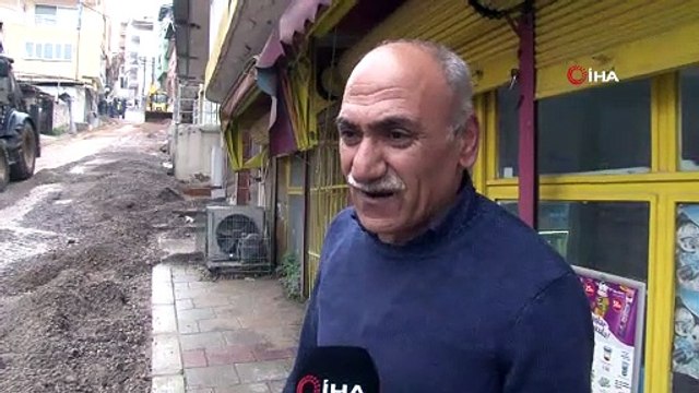 İzmir’de araçlar sağanak yağmurda oluşan çukura düştü