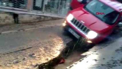 İzmir yağmur sebebiyle asfalt göçtü, araçlar çukura düştü-2