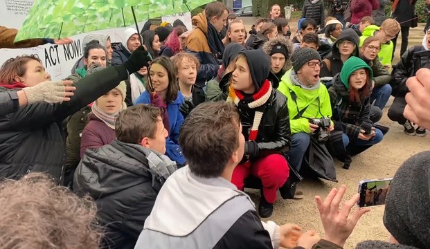Greta Thunberg proteste pour le climat avec Adélaïde Charlier et d'autres jeunes européens à Bruxelles
