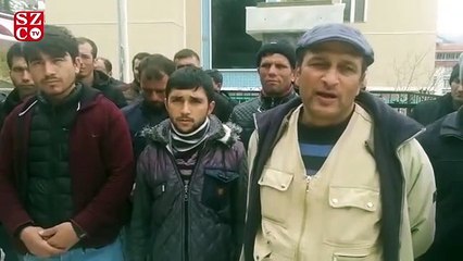 Télécharger la video: Maaşlarını alamayan madenciler, eylemlerini kaymakamlık önüne taşıdı