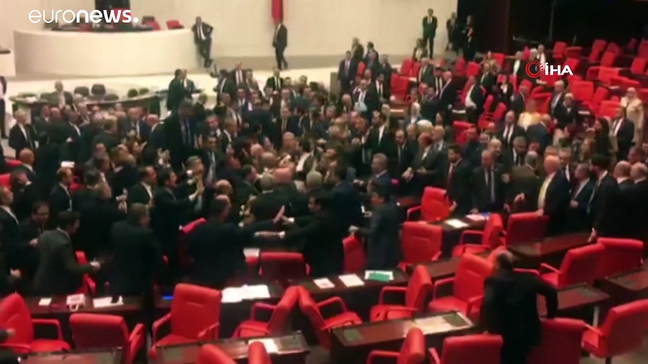 Schlägerei im türkischen Parlament