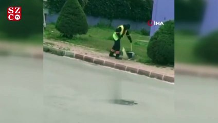 Süpürgesiyle dans ederek çöp toplayan işçi gülümsetti