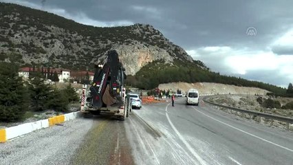 Meyve sebze yüklü kamyon devrildi