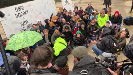 Greta Thunberg proteste pour la première fois avec les jeunes européens activistes pour le climat