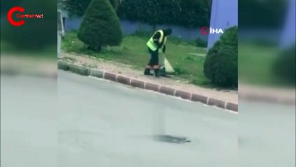 Süpürgesiyle dans ederek çöp toplayan işçi gülümsetti