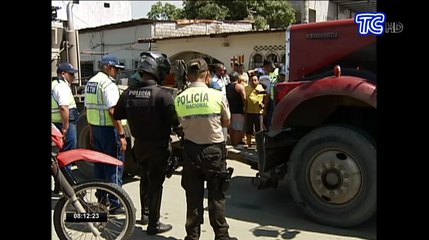 Tráiler iba de retro y atropelló a un adulto mayor en Guayaquil