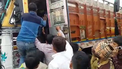 बस और डम्पर की भिड़ंत में हुआ बच्चा घायल