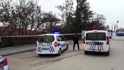 Kontrolden çıkan kamyonet okul bahçesine düştü