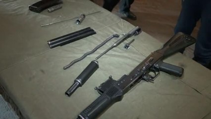 Cerca de 240 niños aprenden a armar un fusil AK-47 en Rusia