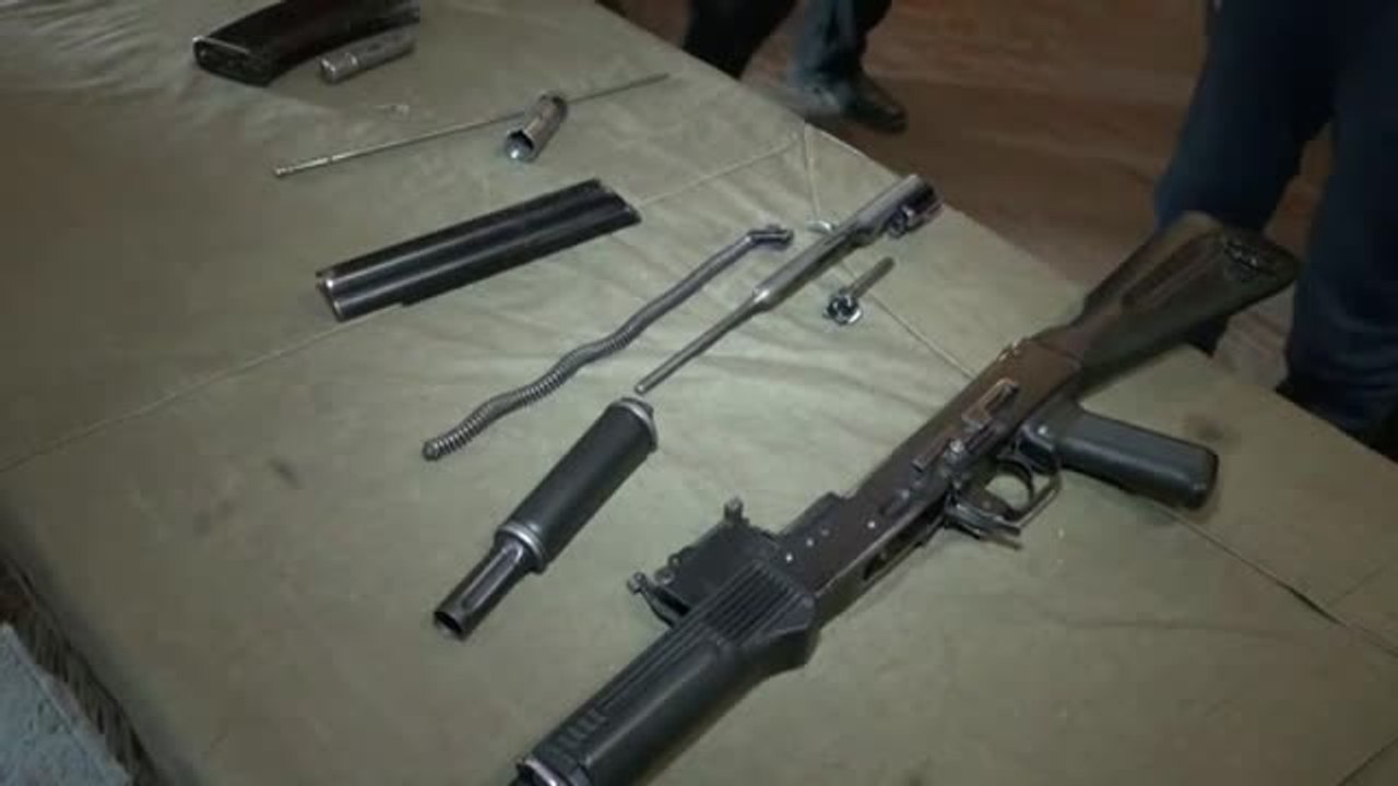 Cerca de 240 niños aprenden a armar un fusil AK-47 en Rusia