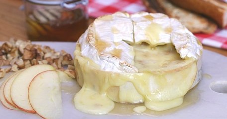 Pour bien accueillir la rentrée, réalisez la recette du Camembert Rôti aux pommes et aux noix