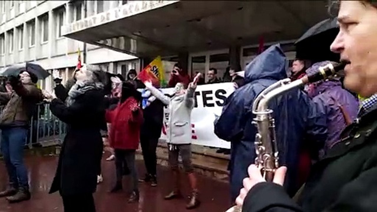 Manifestation pluvieuse et festive devant le rectorat de Nancy Metz