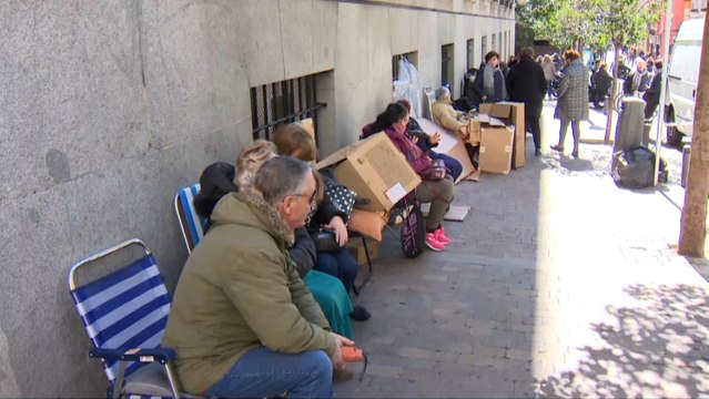 Decenas de personas hacen cola ante la Basílica de Jesús de Medinaceli