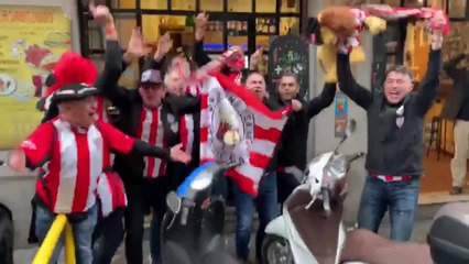 La afición del Athletic anima a su equipo en Granada
