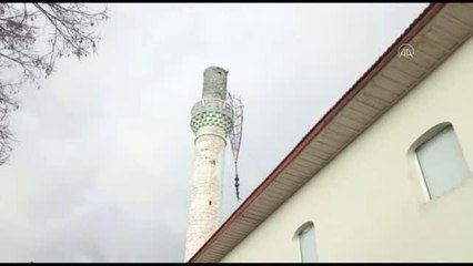 Şiddetli rüzgar nedeniyle cami minaresinin külahı yerinden söküldü