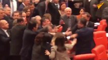 Turquie : Bagarre générale au parlement à cause de l’opération militaire en Syrie