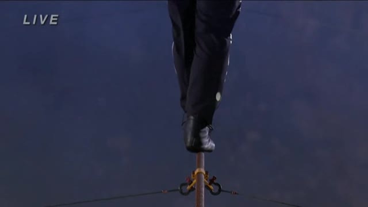 El acróbata Nik Wallenda cruza sobre un cable uno de los volcanes más activos del mundo
