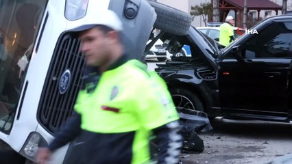 Lüks cipin çarptığı kamyon devrildi: 2 yaralı