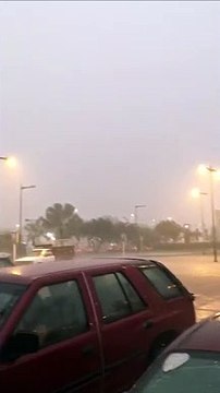 La foudre tombe à quelques mètres de sa voiture