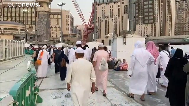 شاهد: في حدث نادر صحن الكعبة بلا مصلين ومعتمرين بعد قرار السلطات السعودية إغلاقه