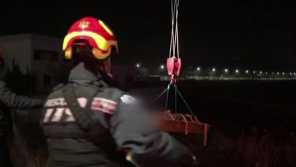 술 취해 5m 논두렁 추락...크레인으로 구조 / YTN