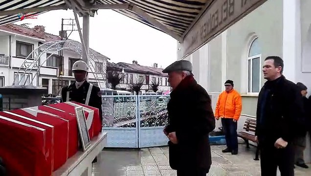 Bilecik’in Pazaryeri ilçesinde 91 yaşındaki Kore Gazisi Refik Özberber vefat etti. Pazaryeri ilçesinin sevilen simalarından olan işlettiği berber dükkanı ile tanınan 91 yaşındaki Kore Gazisi Refik Özberber dün gece evinde aniden rahatsızlanarak vefat ett