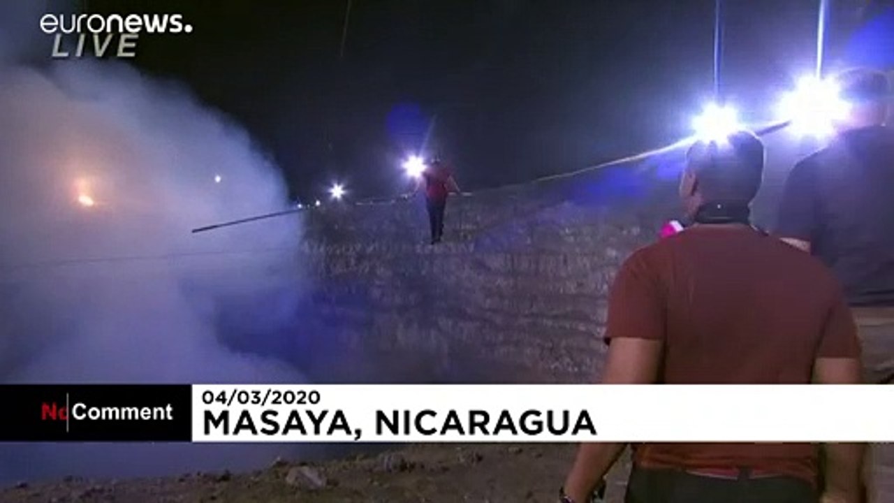 500 Meter Nervenkitzel: Drahtseilakt über heißer Magma