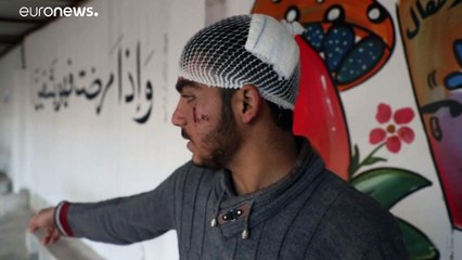 شاهد: "الخوذ البيضاء" في إدلب تستخدم الجرافات بحثا عن ضحايا الغارة الجوية الروسية