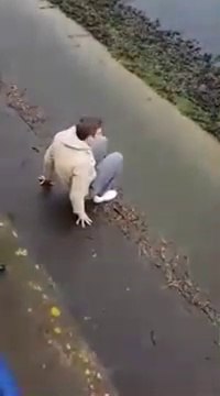 Il voulait juste récupérer sa CB perdu au bord de l'eau et reste coincé dans la vase