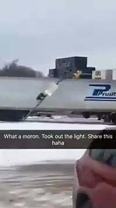 Ce camion ne se rend même pas compte qu'il a emporté un feu de signalisation sur son toit