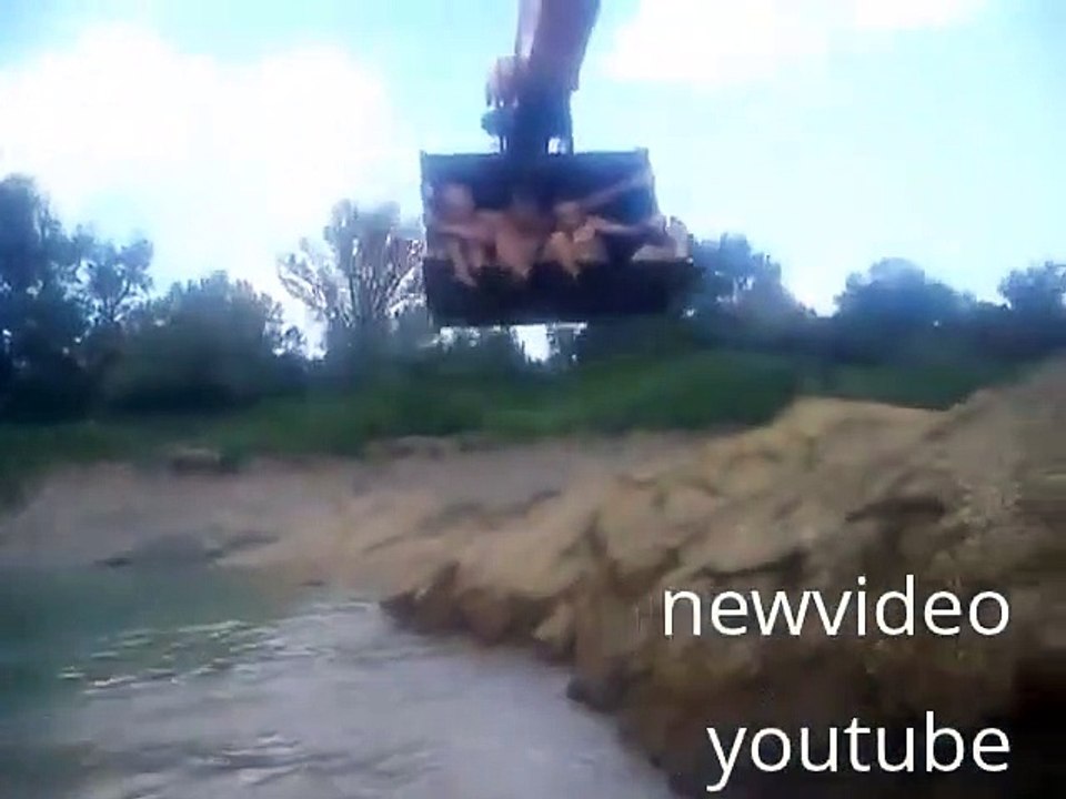 Prendre un bain à la russe... avec une pelleteuse