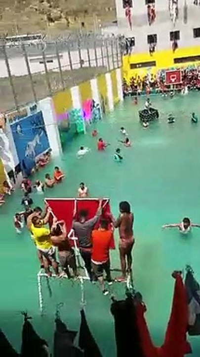 Ils transforment leur prison en piscine...