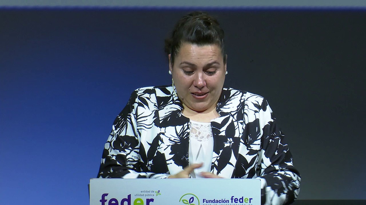 La reina Letizia abraza a Elena Lorenzo en la 23 edición del Día de las enfermedades raras en Madrid