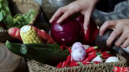 李子柒 - Various techniques for a NYE dinner,for a happy reunion with family and friends（十八般武艺尽出的年夜大餐，团团圆圆才是福）